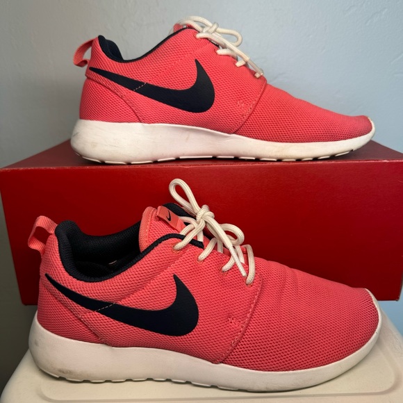Nike Women's Nike Roshe One Sea Coral/Obsidian-White SZ 7 - Picture 5 of 6